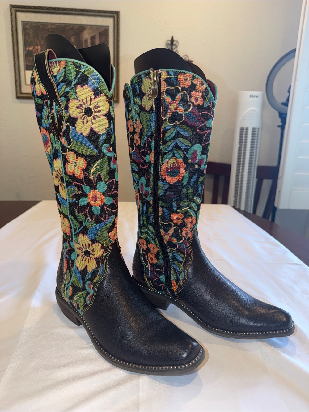 L'ARTISTE women's rodeoqueen-viv boots in black multi SZ 7.5 like New
